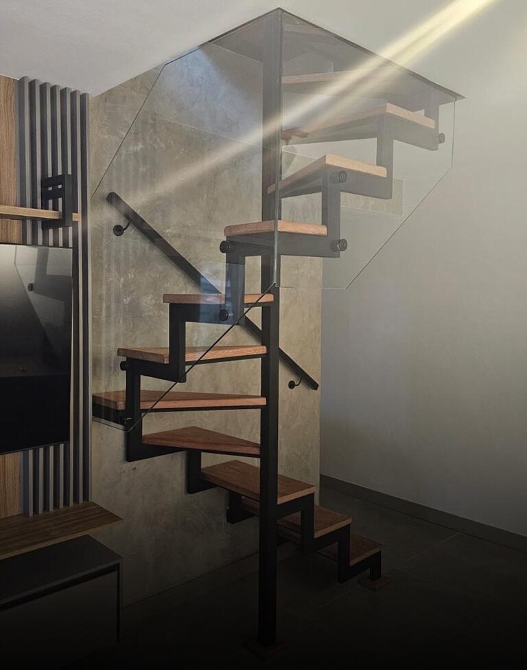 Escada Quadracol - Estrutura de ferro e degraus em madeira (Acabamento em vidro)